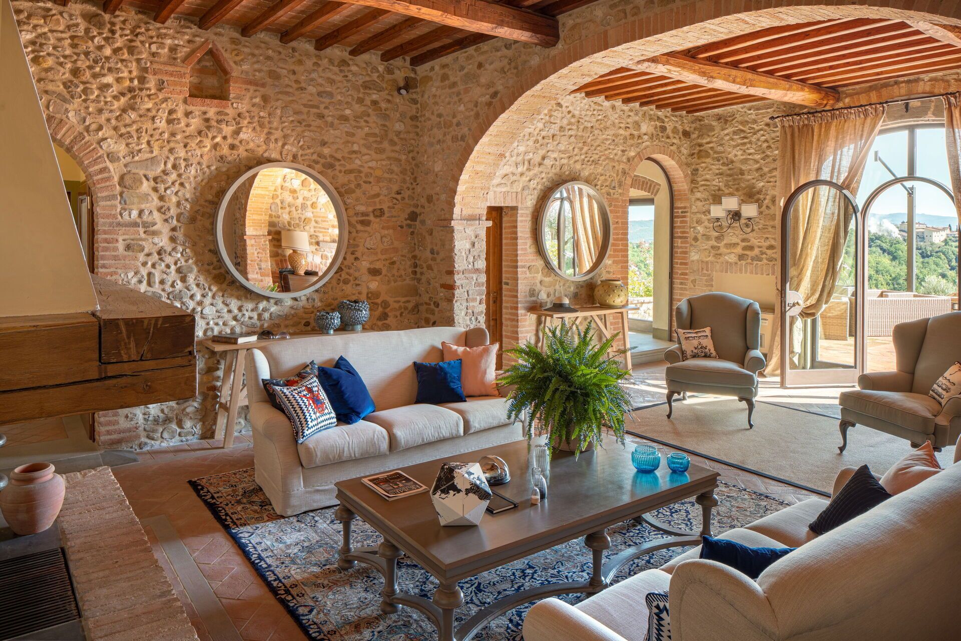 Fernseher, Kamin, DVD-Player