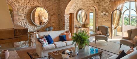 Een televisie, een open haard en een dvd-speler