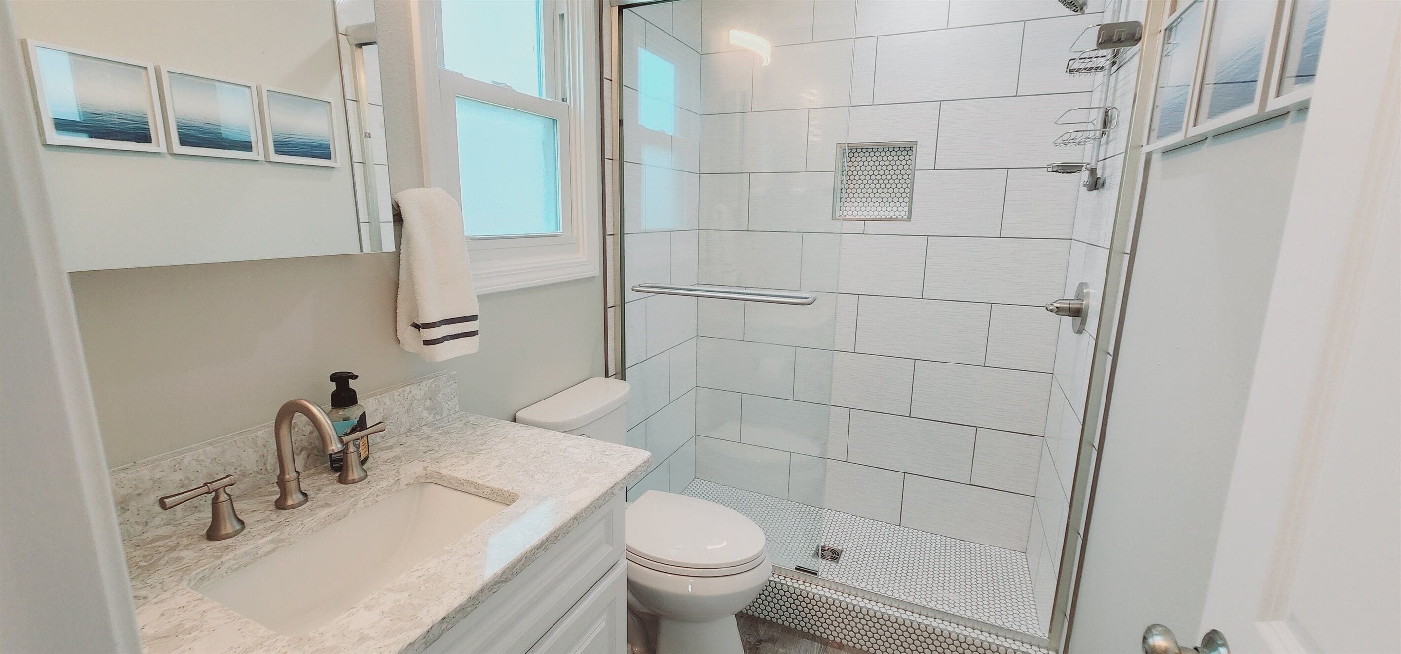 Bañera con ducha, secador de pelo, toallas