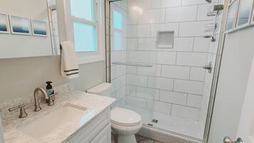 Bañera con ducha, secador de pelo, toallas