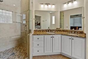Combined shower/tub, jetted tub, towels - Spacious, family-friendly vacation rental home in Windy Hill-close to beach and activities (North Myrtle Beach)