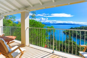 A balcony with a view of a lake and mountains. - Villa Anastar in Corfu (Corfu)