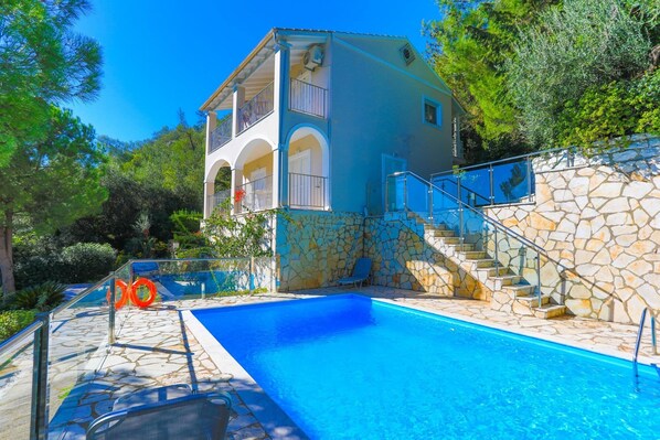 A two-story building with a swimming pool, stone steps, and a balcony. - Villa Anastar in Corfu (Corfu)