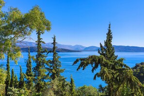 A lake surrounded by trees and mountains. - Villa Anastar in Corfu (Corfu)