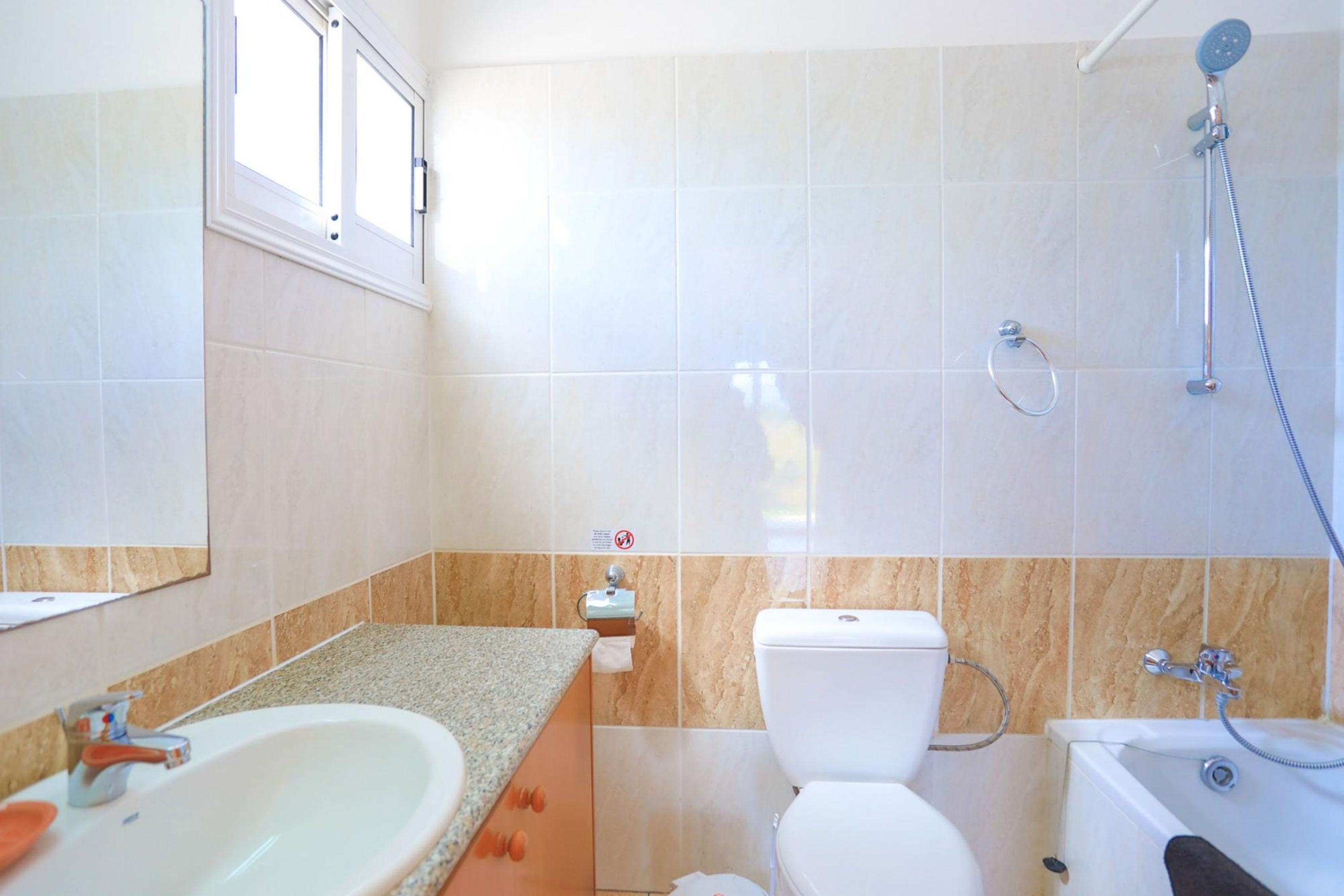Un baño con lavabo, inodoro y bañera.