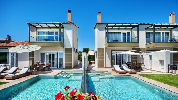A modern hotel with a swimming pool, sun loungers, and outdoor seating. - Sunny Villa Grande in Kassandra (Kassandra)