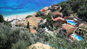 A coastal resort with multiple buildings, a swimming pool, and a beach. - Alexandra Studio in Katavolos (Corfu)