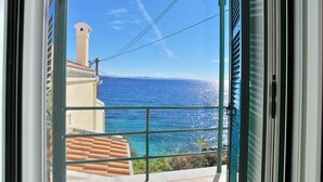 A balcony with a view of the sea and a distant mountain range. - Alexandra Studio in Katavolos (Corfu)