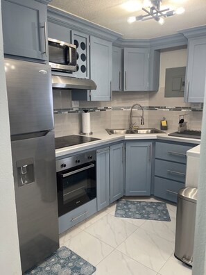Fridge, microwave, oven, stovetop - West view 2-  ASK about our special rates! free wifi, modern, central location (Bridgetown)