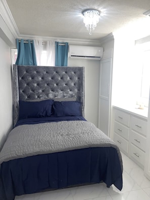 1 habitación, tabla de planchar con plancha, wifi gratis y ropa de cama