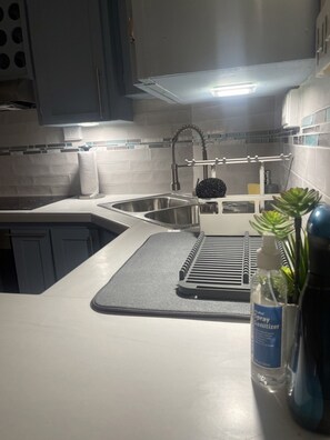 Een koelkast, een magnetron, een oven, een kookplaat