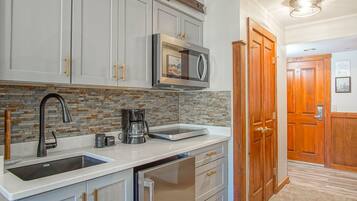 Kühlschrank, Mikrowelle, Wasserkocher mit Kaffee-/Teezubehör