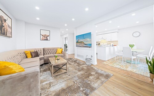 Stylish & Cozy - 4Bdrm House Fast WIFI, 2.5 Bath