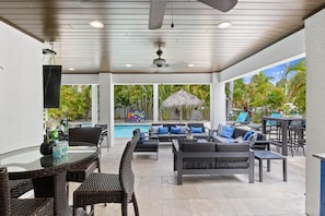 Outdoor dining - Turtle Cove: 4 Houses to Beach, Elevator, Pool, by Anna Maria Life Vacation Rentals (Holmes Beach)