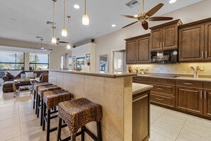 Fridge, microwave, oven, dishwasher - Fresh Water Canal, Kayaks, Heated Pool - Villa Windows on the Water - Roelens Vacations (Cape Coral)