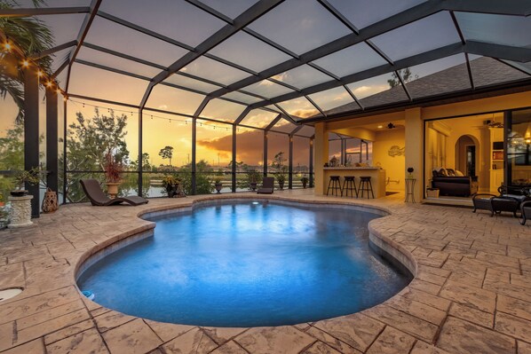 A heated pool - Fresh Water Canal, Kayaks, Heated Pool - Villa Windows on the Water - Roelens Vacations (Cape Coral)