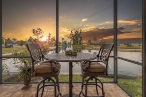 Outdoor dining - Fresh Water Canal, Kayaks, Heated Pool - Villa Windows on the Water - Roelens Vacations (Cape Coral)