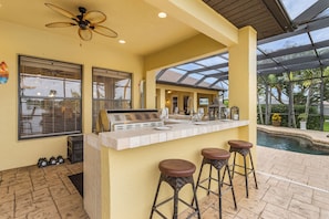 Terrace/patio - Fresh Water Canal, Kayaks, Heated Pool - Villa Windows on the Water - Roelens Vacations (Cape Coral)