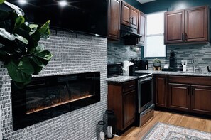 Réfrigérateur, micro-ondes, plaque de cuisson, cafetière/bouilloire