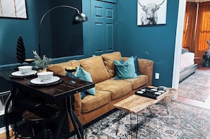 Smart TV, fireplace - The Cozy Getaway Suite (Philadelphia)