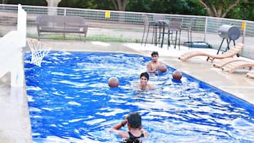 3 outdoor pools, pool loungers