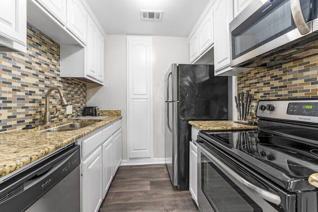 Een koelkast, een magnetron, een oven, een kookplaat