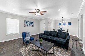TV - Family Friendly 2bdrm-Walk To At&t/Cowboys Stadium (Arlington)