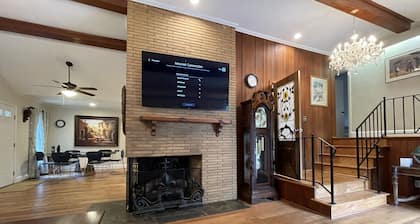 Prime Location in Charlotte! 5br/4ba- Sleeps 16