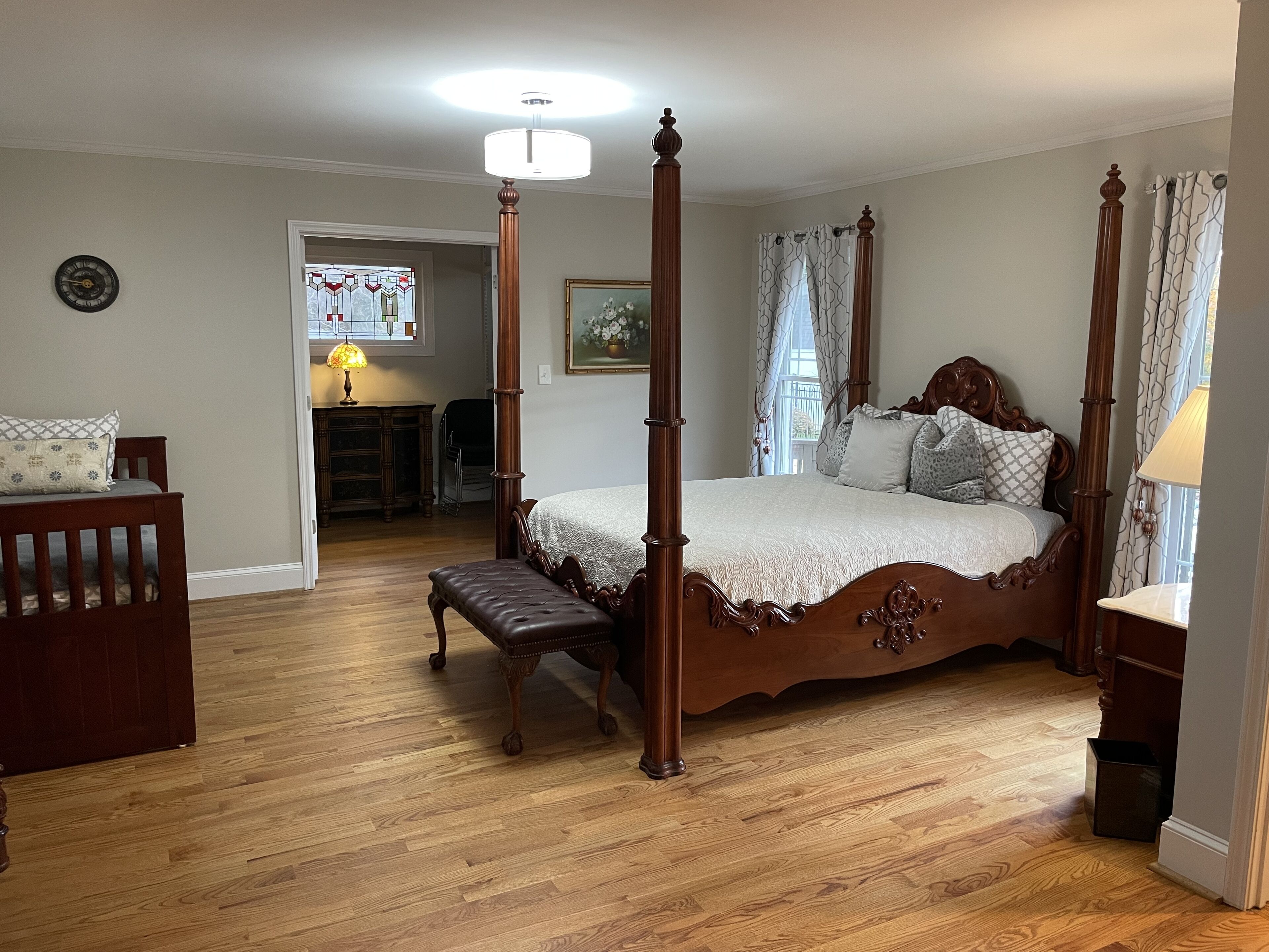 5 bedrooms, travel crib, WiFi, bed sheets