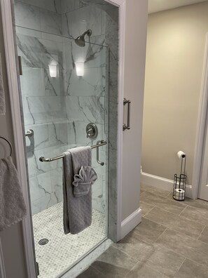 Combined shower/bathtub, hair dryer, towels, toilet paper
