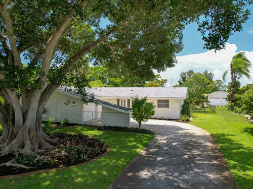 Gorgeous beach house on Venice Island, heated pool, min away from private beach!
