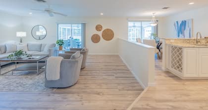 Gorgeous beach house on Venice Island, heated pool, min away from private beach!