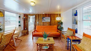 TV - In Town Near Shops, Restaurants and Nightlife (Port Aransas)