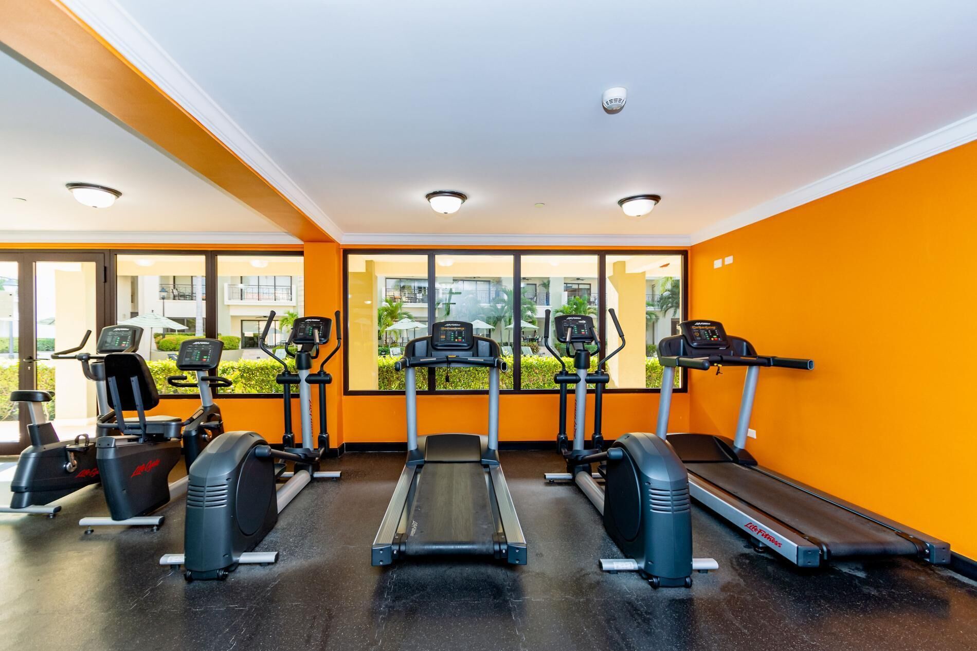 Una palestra con tapis roulant, ellittiche e cyclette.