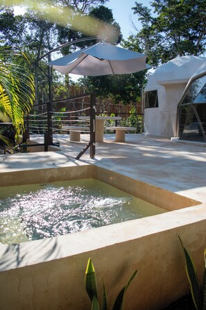 أسرّة بإسفنج يتكيف مع شكل الجسم ومأكولات ومشروبات مجانية في الميني بار