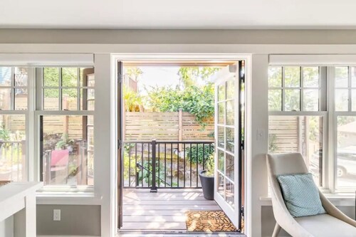 Fremont cottage w/garage, light-filled, walkable