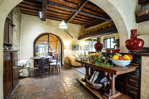 Private Villa with private pool, WIFI, sauna, hot tub, A/C, TV, patio, close to Greve In Chianti