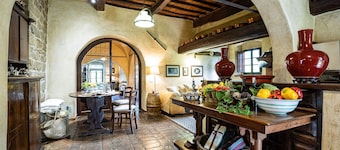 Private Villa with private pool, WIFI, sauna, hot tub, A/C, TV, patio, close to Greve In Chianti