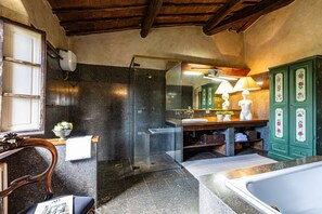 Baignoire, sèche-cheveux, bidet, serviettes fournies
