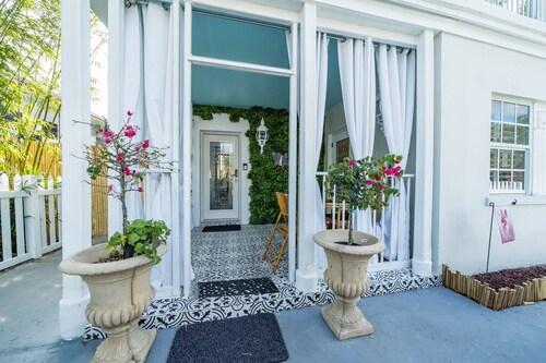 Historic Palm Beach Regency style 3/2 safe, quiet in the heart of West Palm