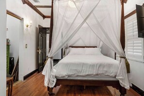 3 habitaciones, escritorio, tabla de planchar con plancha y wifi gratis