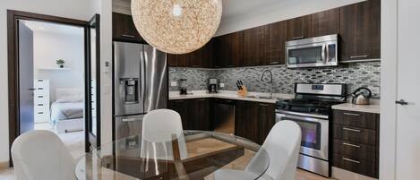 Réfrigérateur, micro-ondes, four, plaque de cuisson