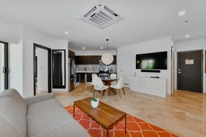 TV - Amazing 1BR 2BA Condo @ Great Location w/ Pool GYM (Palm Beach)