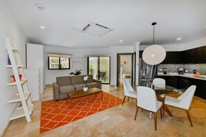 TV - Amazing 1BR 2BA Condo @ Great Location w/ Pool GYM (Palm Beach)