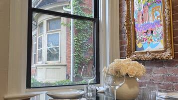 Full-size fridge, microwave, oven, stovetop