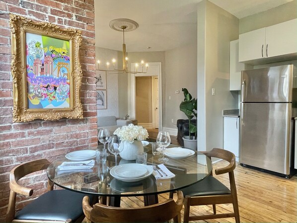Full-sized fridge, microwave, oven, stovetop