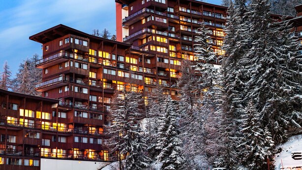 A multi-story hotel with balconies and large windows, surrounded by snow-covered trees. - Beautiful apartment for 8 guests with WIFI, pool, TV, terrace and pets allowed (Bourg-saint-maurice)
