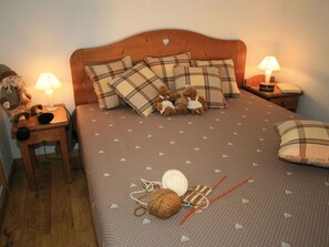 3 slaapkamers, reisbedje, wifi (toeslag), beddengoed