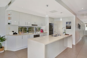 Apartamento luxo | Cozinha privada | Geladeira grande, micro-ondas, fogão, cooktop