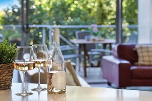 Banquet hall - Top 1 Sunshine Beach Family Retreat (Sunshine Beach)